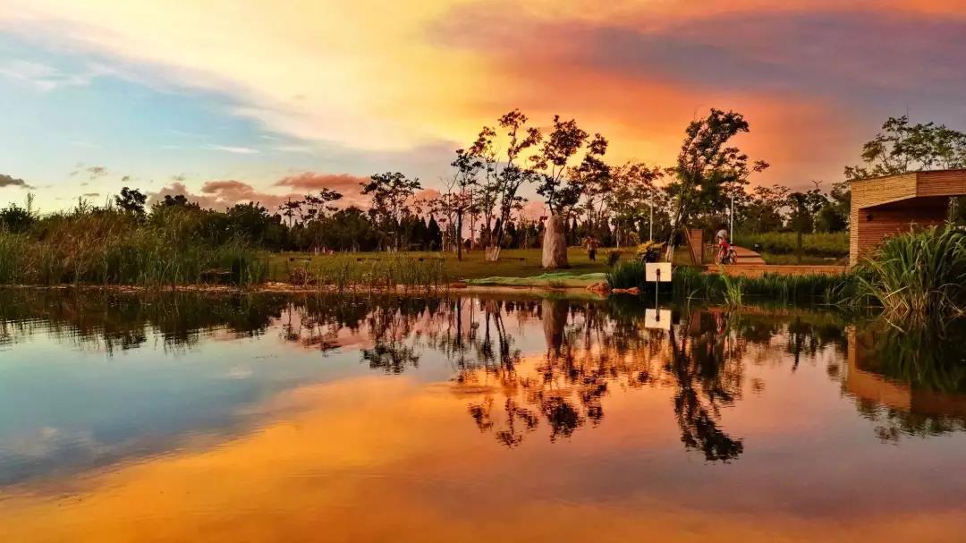 騎行去環(huán)滇池，仿佛就是一次修行， 環(huán)湖一圈昆明， 湖光山色、古鎮(zhèn)、濕地， 各色美景盡收眼里， 這樣不乏情調(diào)又有挑戰(zhàn)的體驗(yàn)， 建議你一定要嘗試一次！