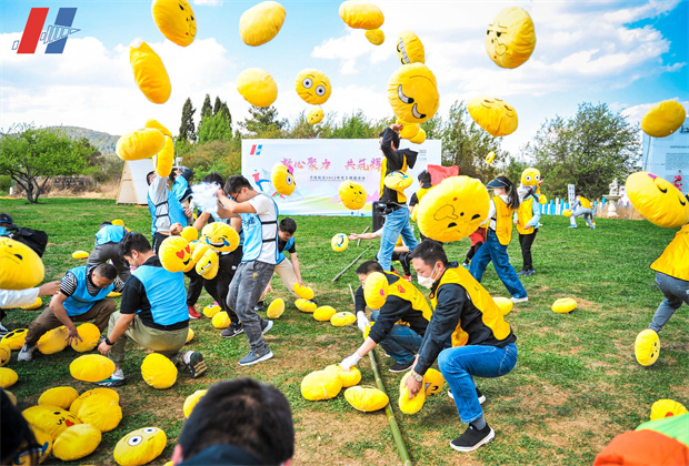 昆明團結鄉名花谷團建活動案例----枕頭大戰 昆明團結鄉名花谷團建活動案例----枕頭大戰